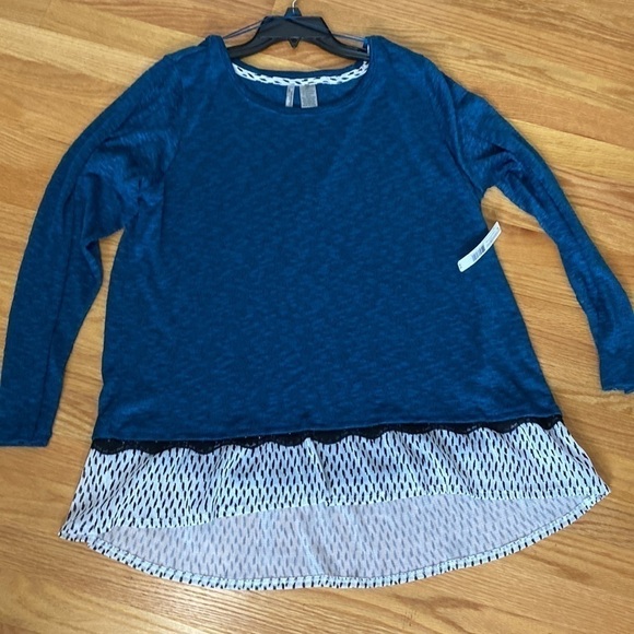 New Directions Weekend Top - Picture 6 of 8